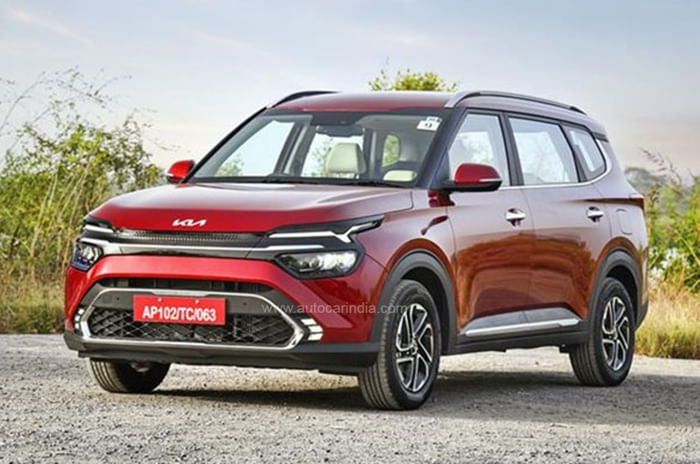 2022 Kia Carens front quarter